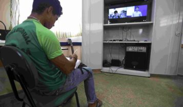 Alunos da escola estadual Raymundo Sá, no município de Autazes, interagem virtualmente com professores e alunos durante aula a distância produzida no Centro Nacional de Mídias de Educação. Foto: Marcelo Camargo/Agência Brasil