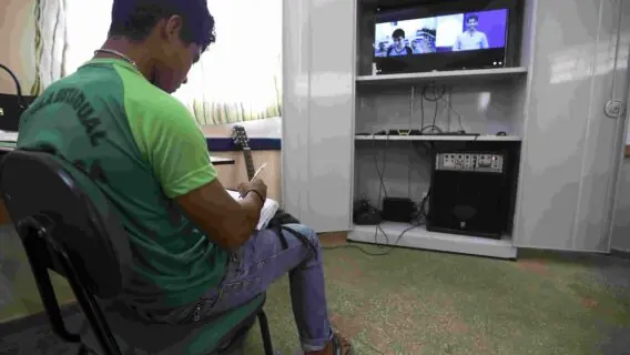 Professores comemoram seu dia diante a desafios da pandemia de covid-19