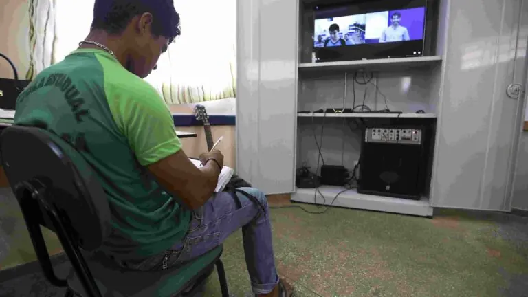 Professores comemoram seu dia diante a desafios da pandemia de covid-19