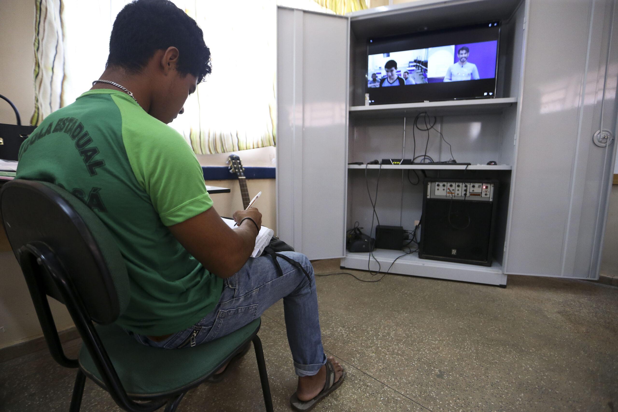 Alunos da escola estadual Raymundo Sá, no município de Autazes, interagem virtualmente com professores e alunos durante aula a distância produzida no Centro Nacional de Mídias de Educação. Foto: Marcelo Camargo/Agência Brasil