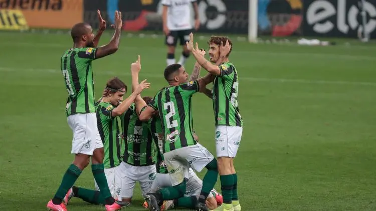 Time do América MG comemora gol contra o Corinthians