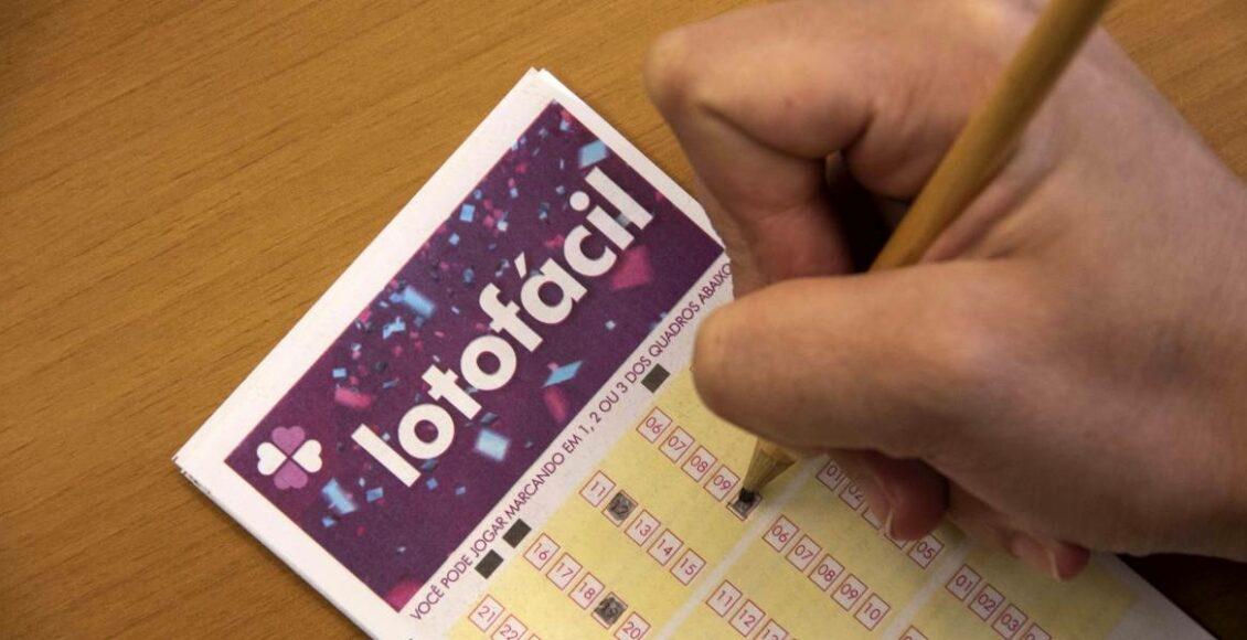 lotofácil concurso 2079 - A imagem mostra uma mão marcando números em um volante da Lotofácil