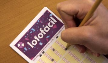 lotofácil concurso 2079 - A imagem mostra uma mão marcando números em um volante da Lotofácil