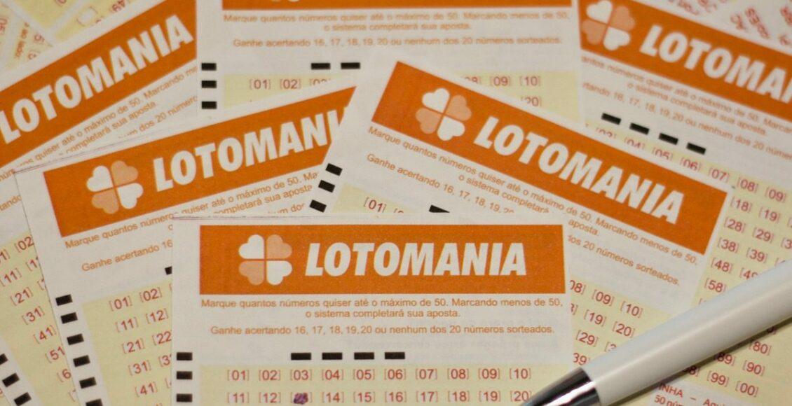 Lotomania concurso 2126 - a imagem mostra diversos volantes da Lotomania e um uma caneta