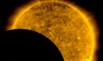 lua na frente do sol