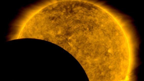 Nasa registra passagem da lua na frente do sol