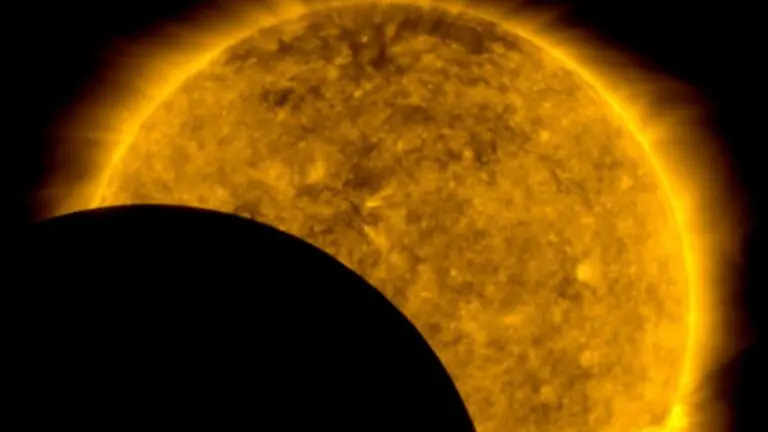 Nasa registra passagem da lua na frente do sol