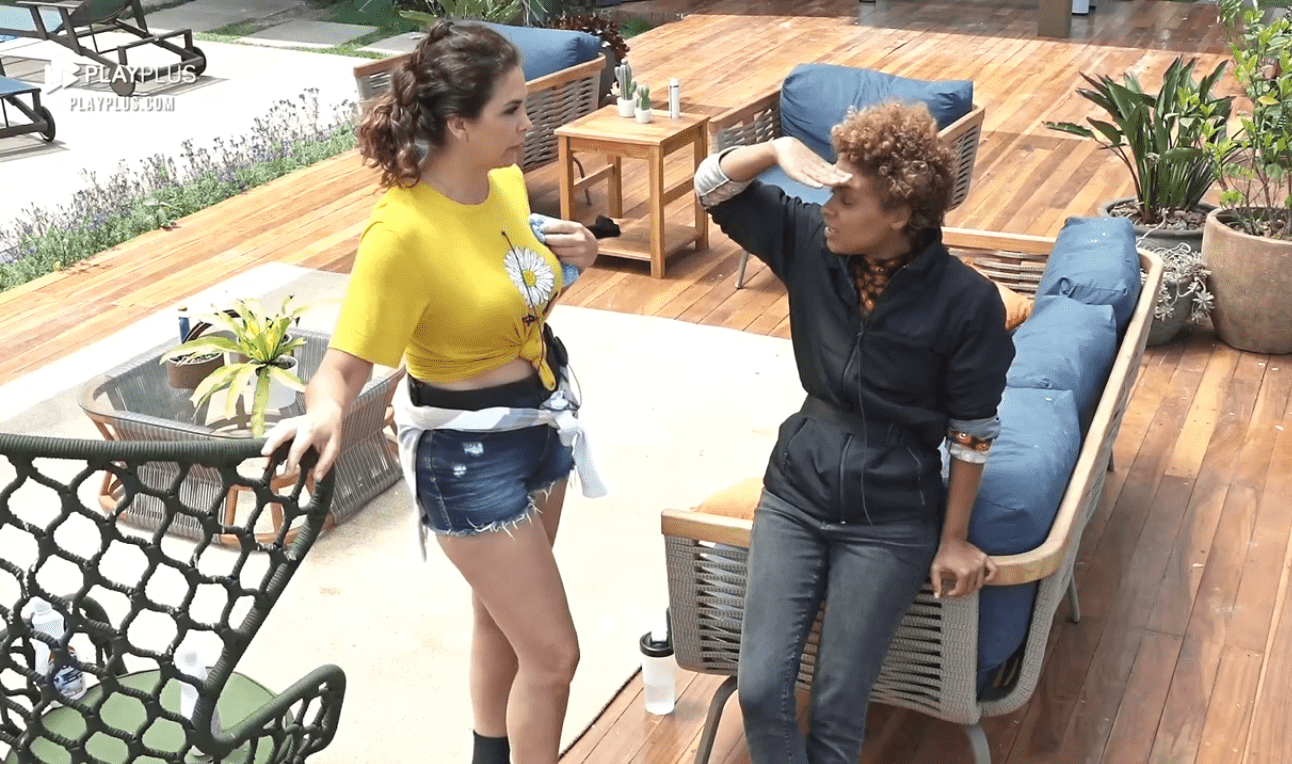 Luiza e Lidi conversam na área externa de A Fazenda 2020