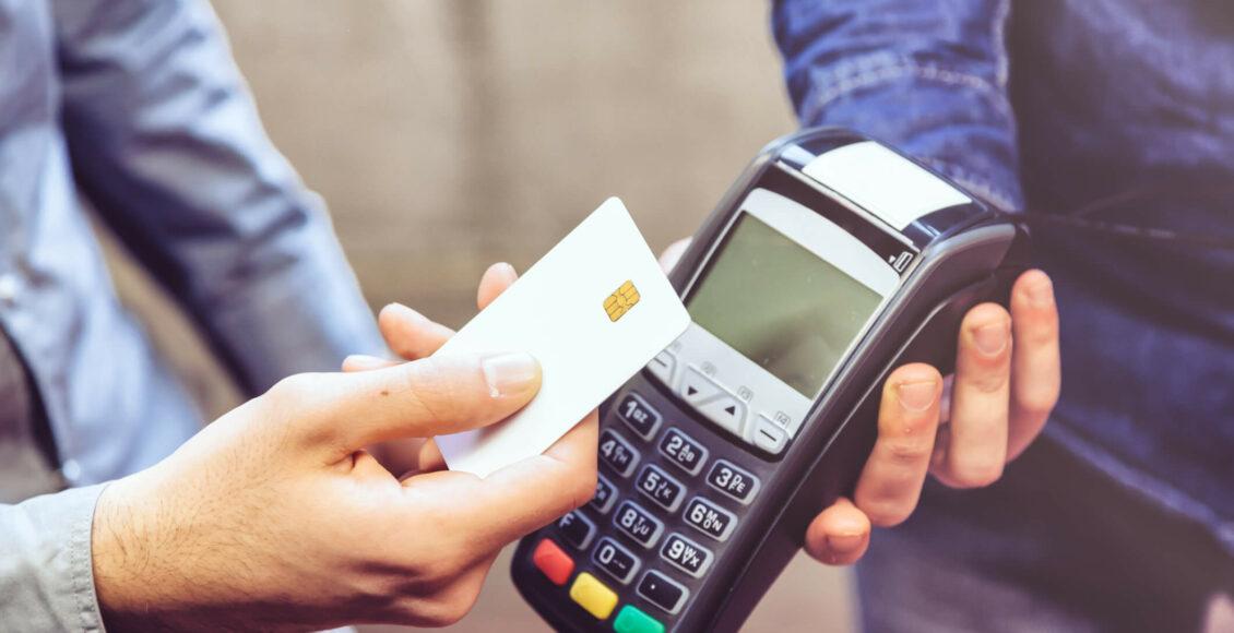 cartão de crédito pagando em maquininha por aproximação