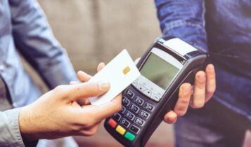 cartão de crédito pagando em maquininha por aproximação