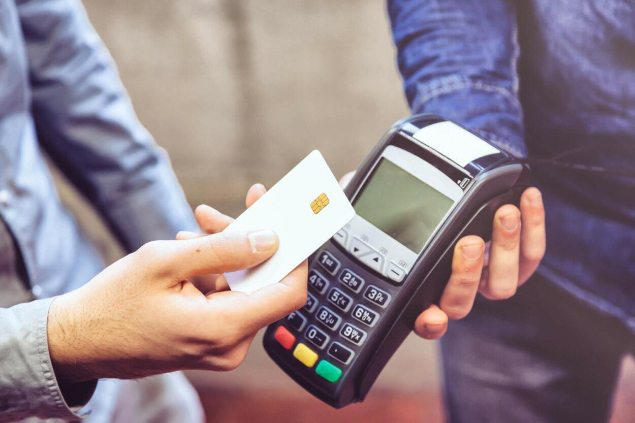 cartão de crédito pagando em maquininha por aproximação