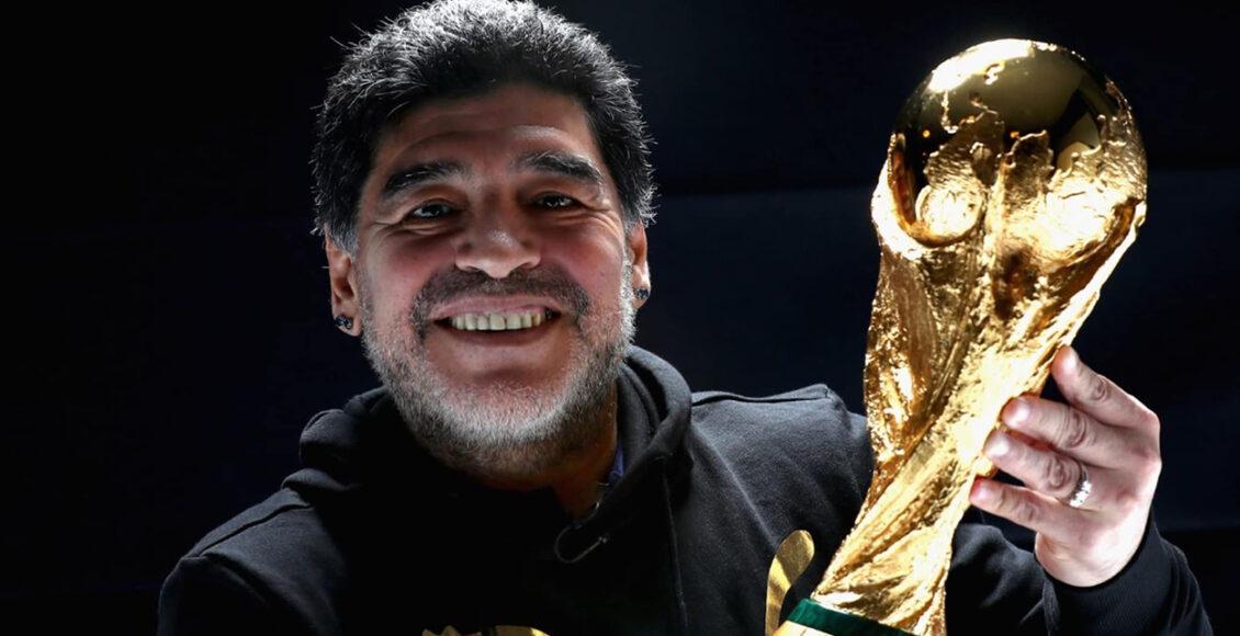 Maradona segura a taça da Copa do Mundo
