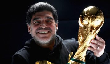 Maradona segura a taça da Copa do Mundo