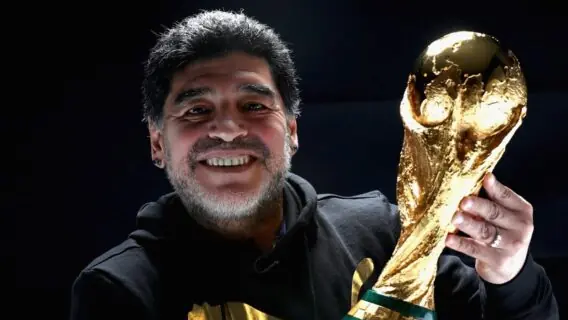 Maradona celebra 60 anos com homenagens de Pelé e outros craques