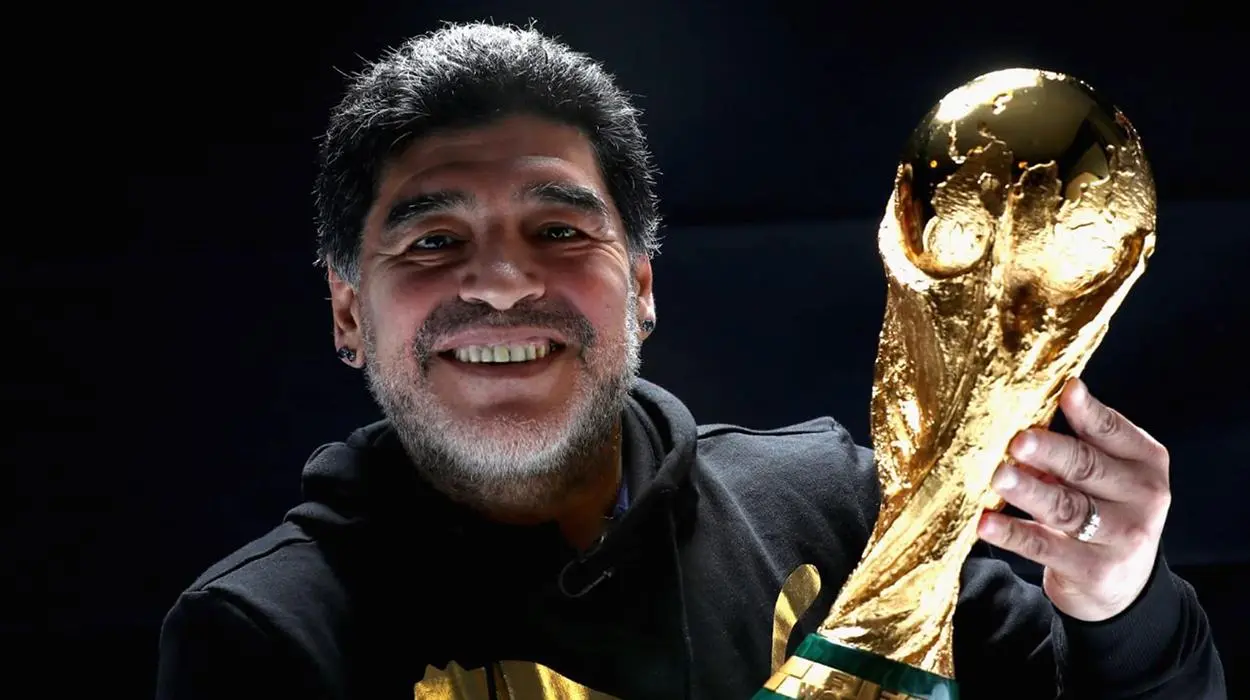 Maradona segura a taça da Copa do Mundo