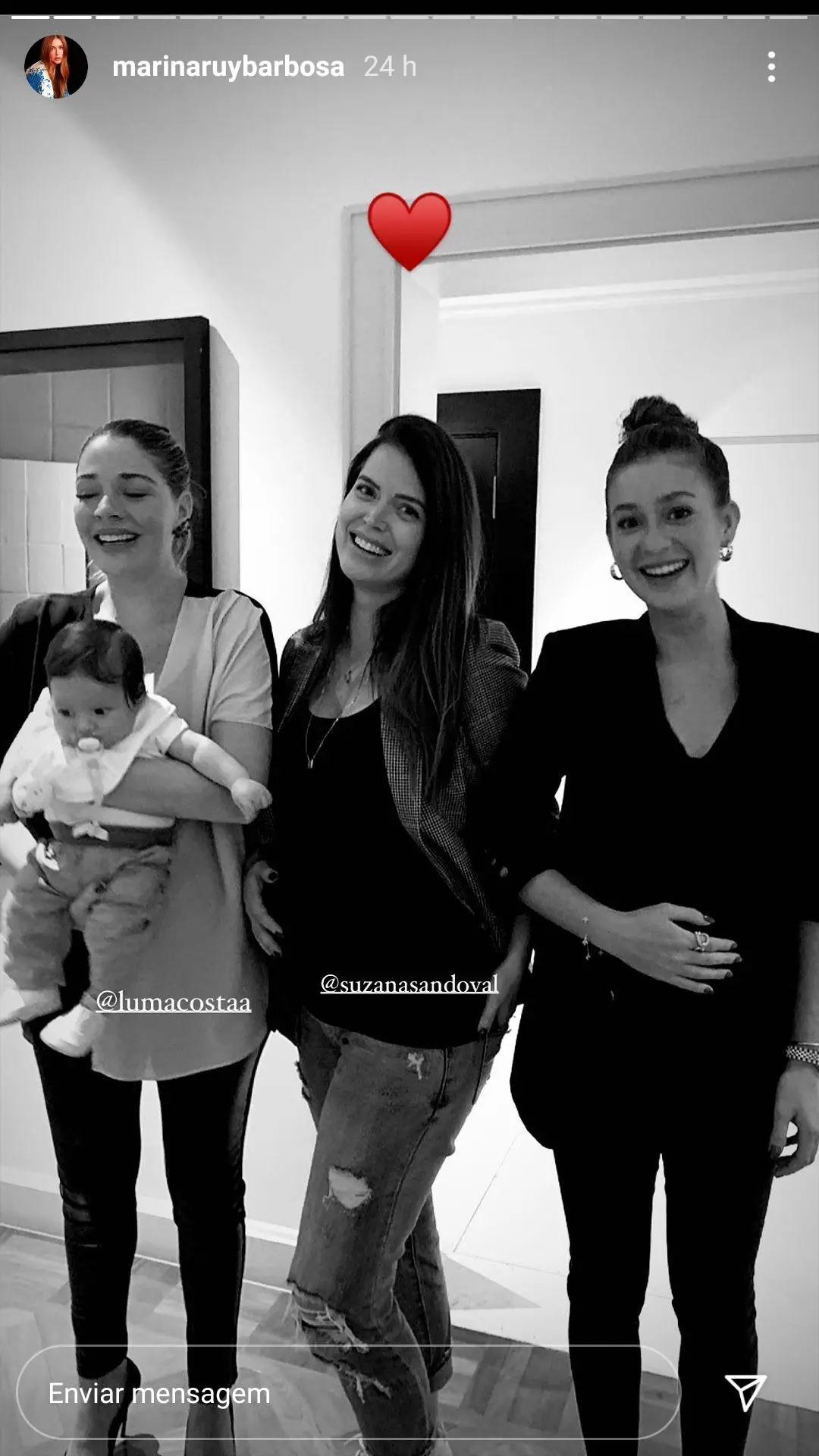 Marina Ruy Barbosa ao lado das amigas