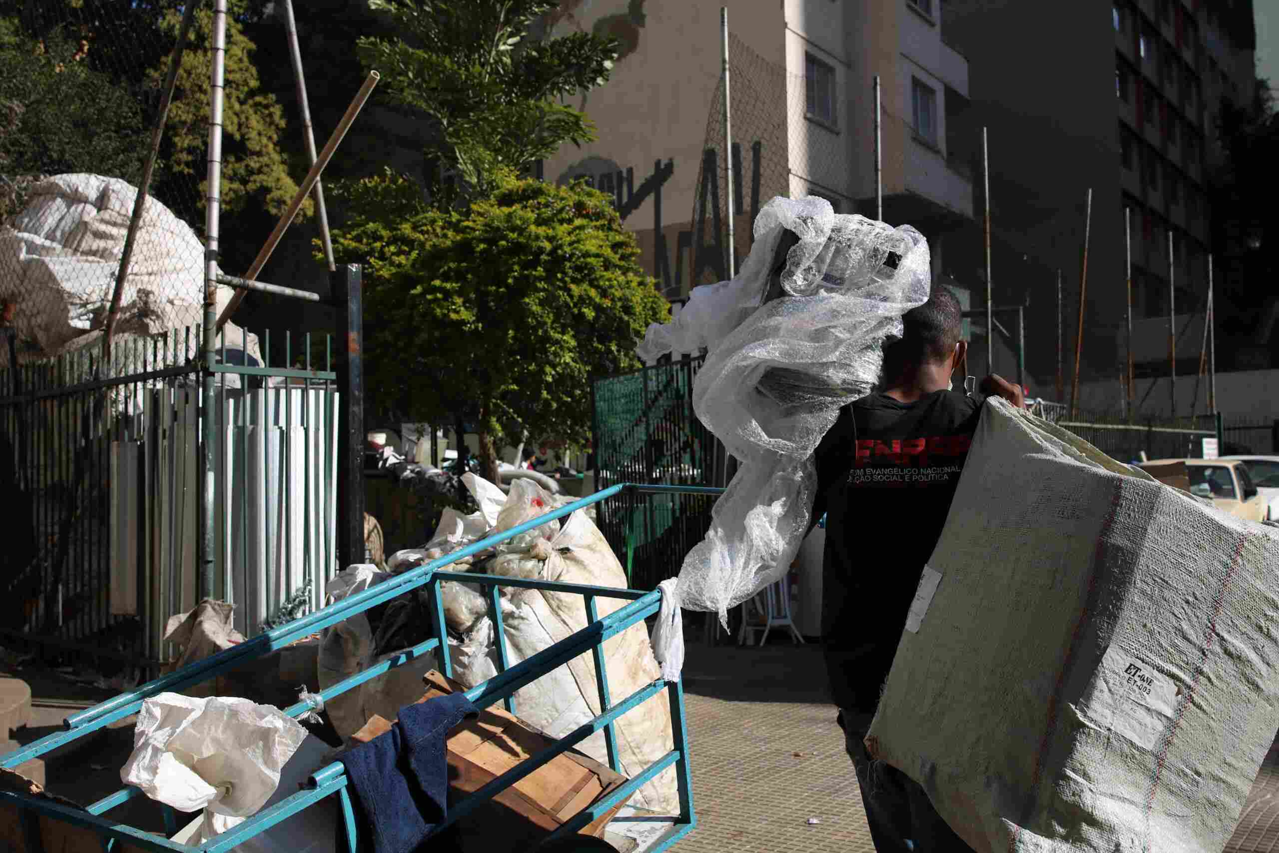 Catadores coletam materiais e embalagens para reciclagem na Avenida Nove de Julho, região central de SP. Foto: Rovena Rosa/ABr