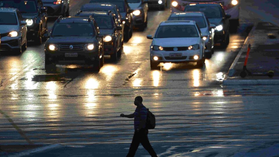 Trânsito no eixo monumental próximo a rodoviária central de Brasília. Foto: Marcello Casal Jr/Agência Brasil