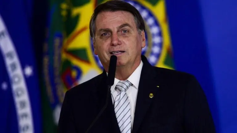 Bolsonaro contraria ministro e diz que ‘vacina da China’ não será comprada