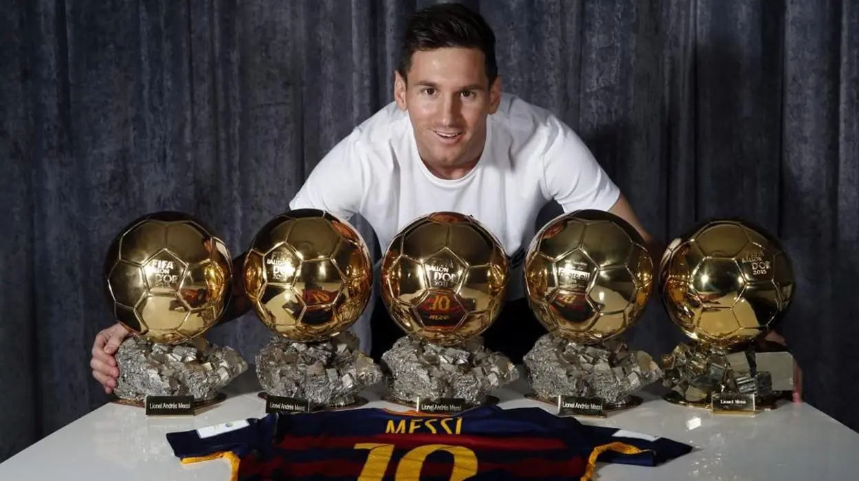 Messi e sua coleção de Bola de Ouro