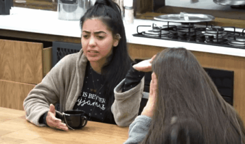 Mirella conversa com Stefani na cozinha de A Fazenda 12