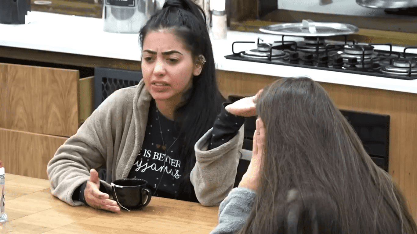 Mirella conversa com Stefani na cozinha de A Fazenda 12