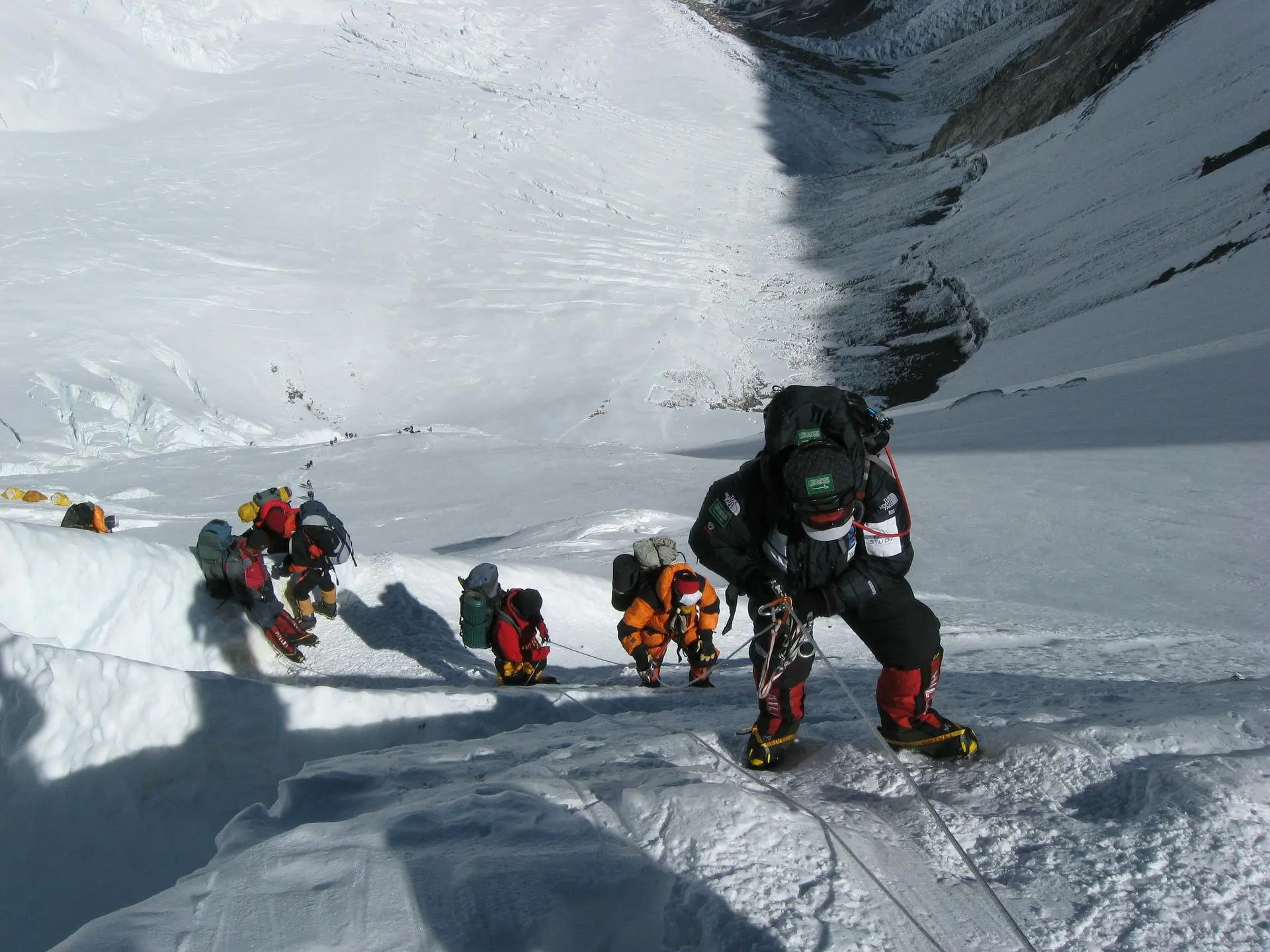 Alpinistas escalando o Everest