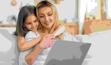 Mulher usando notebook enquanto filha a abraça. Dependentes do MEI