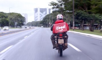 Entregador é alvo de racismo por moradora de condomínio de luxo: ‘macaco’