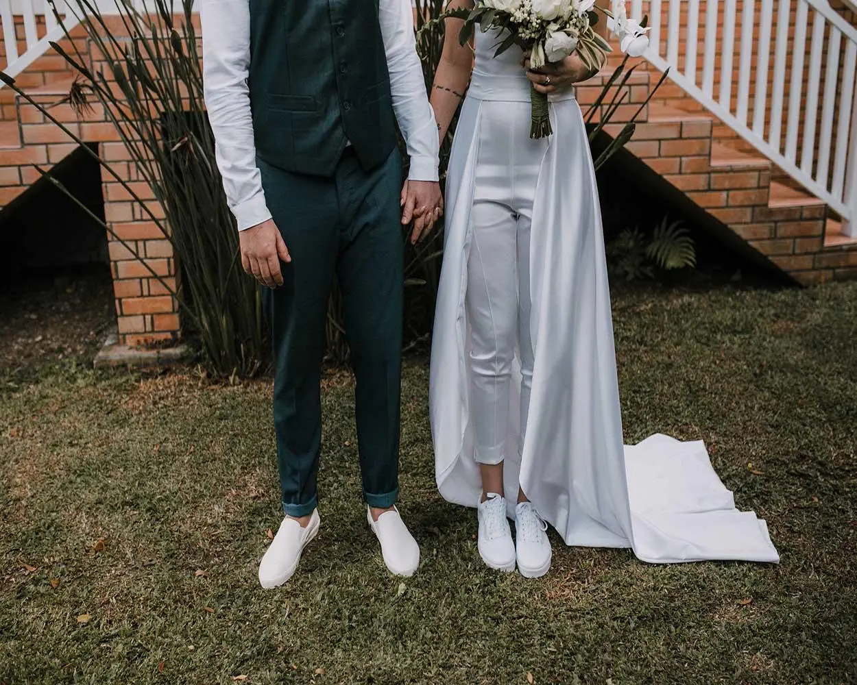 casal estiloso casamento tênis
