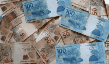 Foto mostra várias notas de cem e cinquenta reais