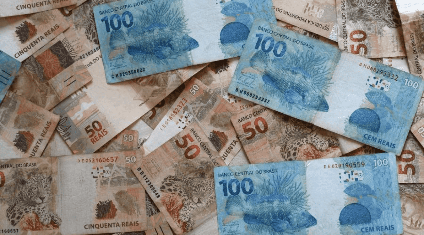 Foto mostra várias notas de cem e cinquenta reais