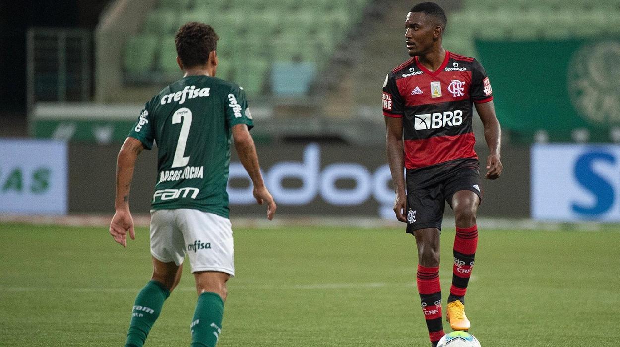 Ramon, lateral do Flamengo, domina a bola contra o Palmeiras