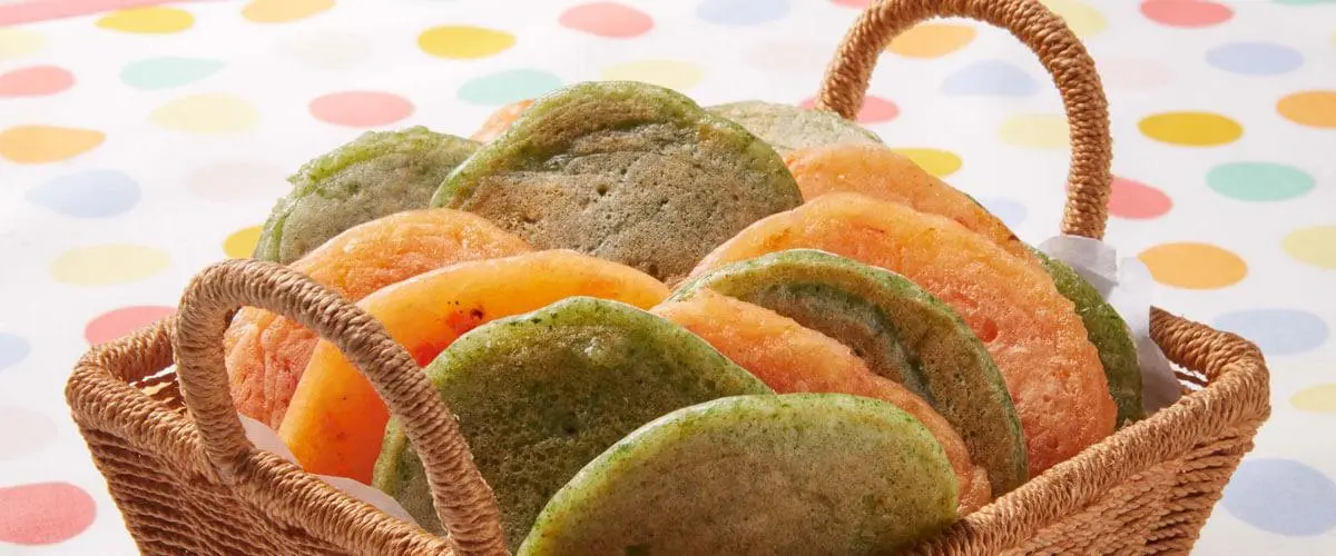 Pão de queijo de frigideira com massa colorida