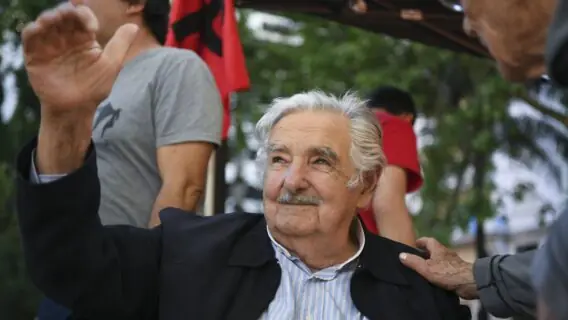 Ex-presidente Mujica renuncia ao senado e se aposenta da política