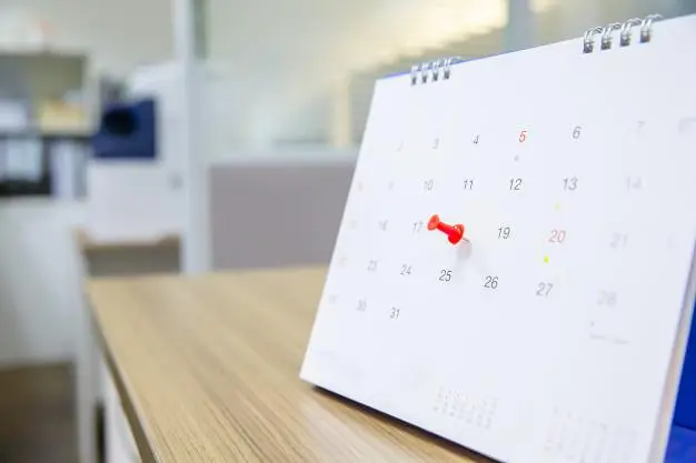 calendário com pino marcando dia