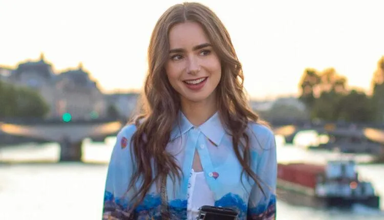 Lily Collins no papel de Emily