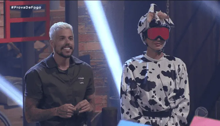Lipe e Jake durante a prova de fogo em A Fazenda 2020