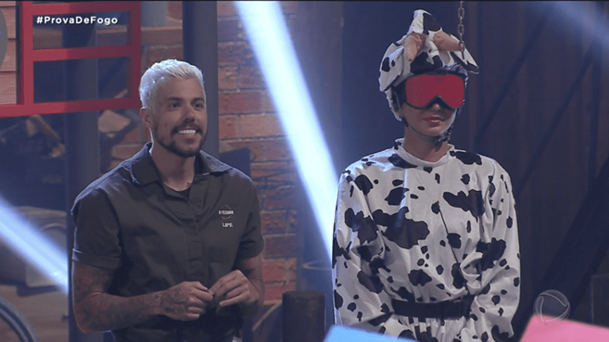 Lipe e Jake durante a prova de fogo em A Fazenda 2020