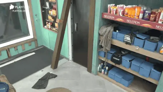 A Fazenda 2020: Raissa tem novo surto e quebra porta do banheiro após briga com Luiza