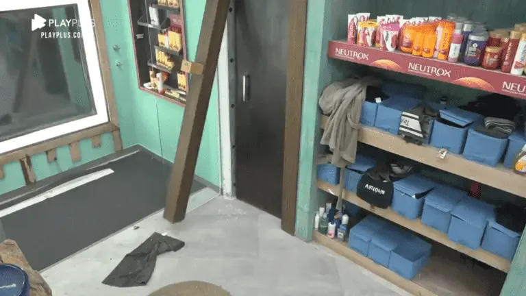 A Fazenda 2020: Raissa tem novo surto e quebra porta do banheiro após briga com Luiza