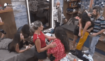 Na imagem, Raissa Barbosa discute com Lucas Cartolouco em A Fazenda 2020