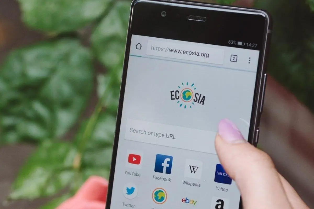 Foto mostra a tela do Ecosia em um celular