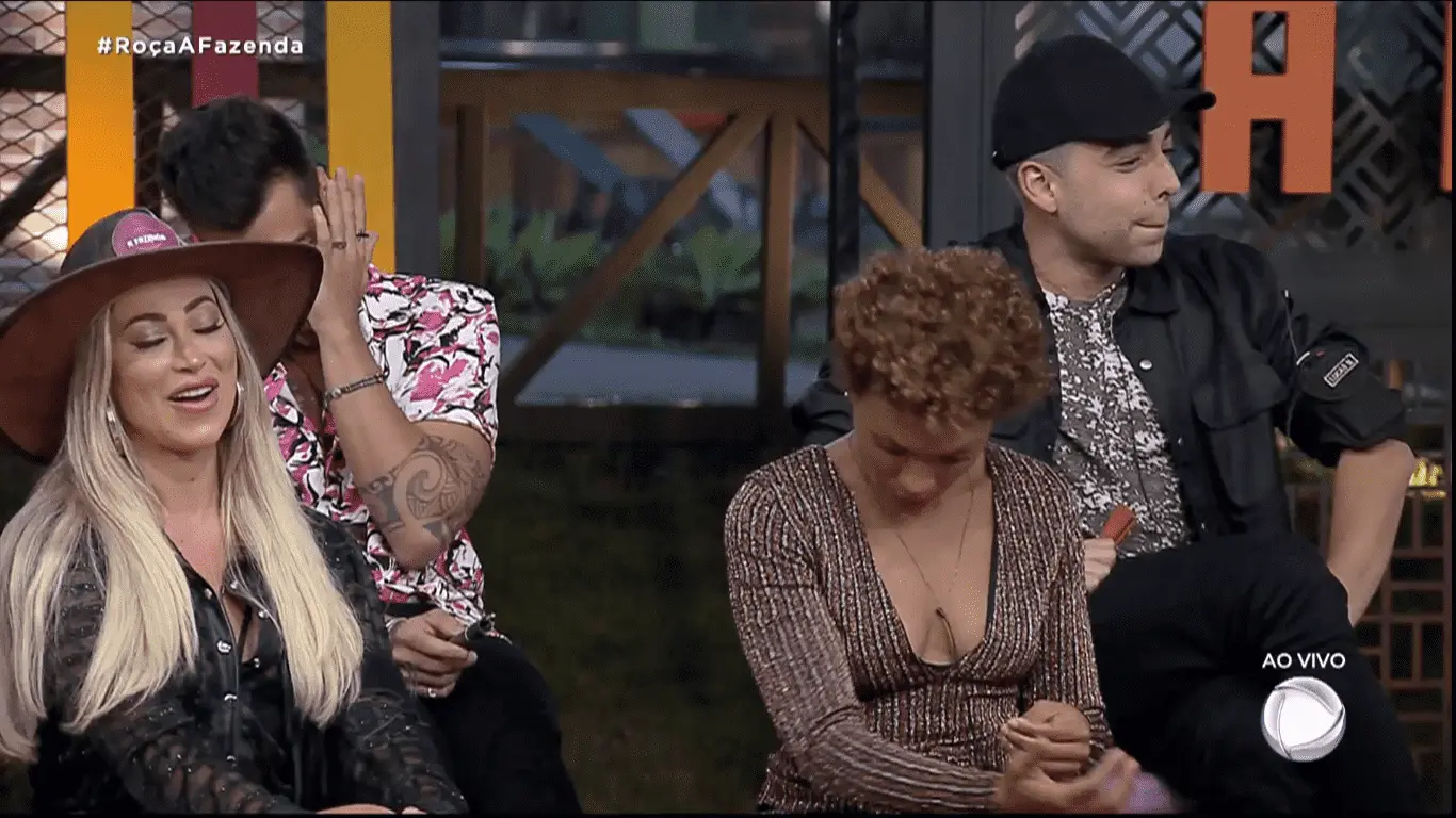 Na imagem, participantes de A Fazenda 12 durante votação