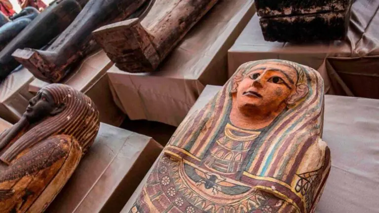 Dezenas de sarcófagos intactos são descobertos no Egito