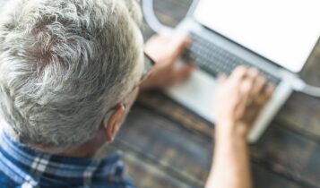 Idoso solicitando a aposentadoria pela internet