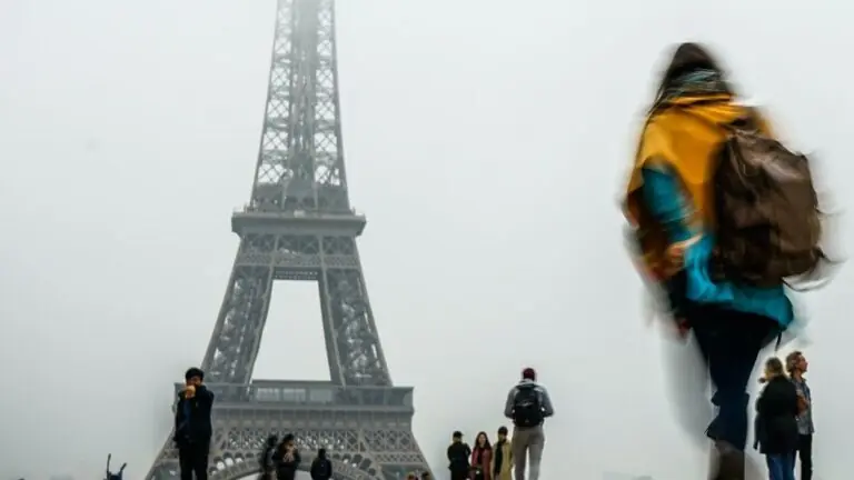 Coronavírus: França anuncia toque de recolher em Paris e Marselha