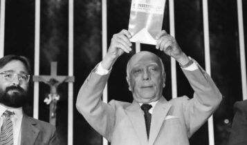 Ulysses Guimarães no lançamento da Constituição Brasileira