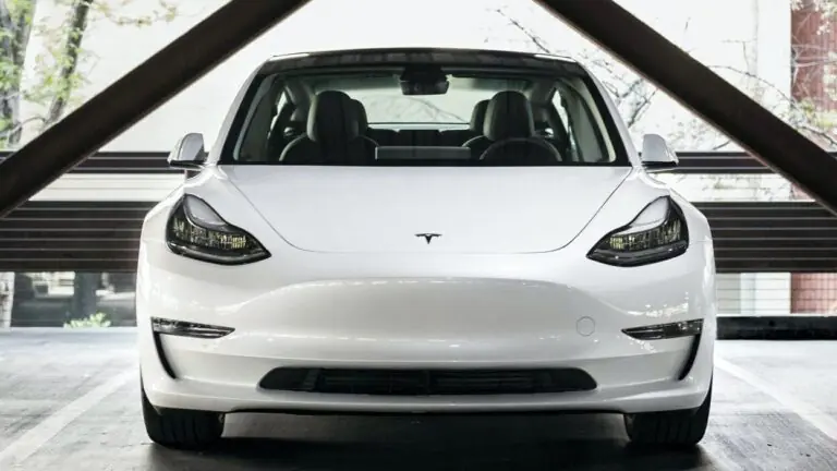 Vendas da Tesla aumentam conforme a demanda global acelera