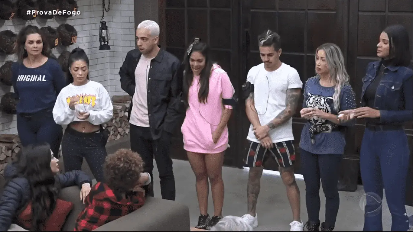 Participantes de A Fazenda 12 na sala
